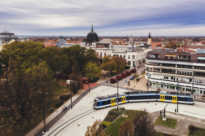 A két város belvárosát köti össze a vasútvillamos.