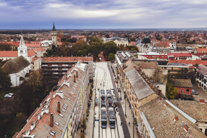 Mindennap sűrű járatkövetéssel biztosítják a két szomszéd város közötti gyors kapcsolatot a vasútvillamosok