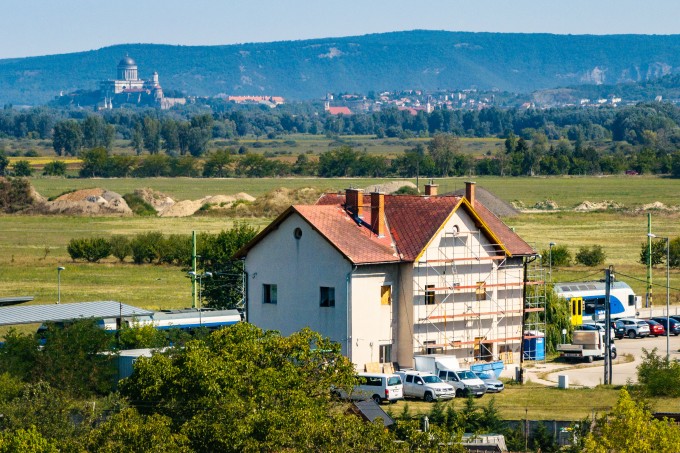 A munkák Komárom-Esztergom vármegye két vasútállomásán Leányváron és Esztergom-Kertvárosban megkezdődtek.