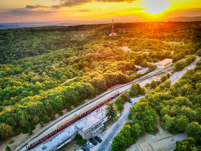 A Panoráma expressz alkonyatkor érkezik meg a kilátóhelyre