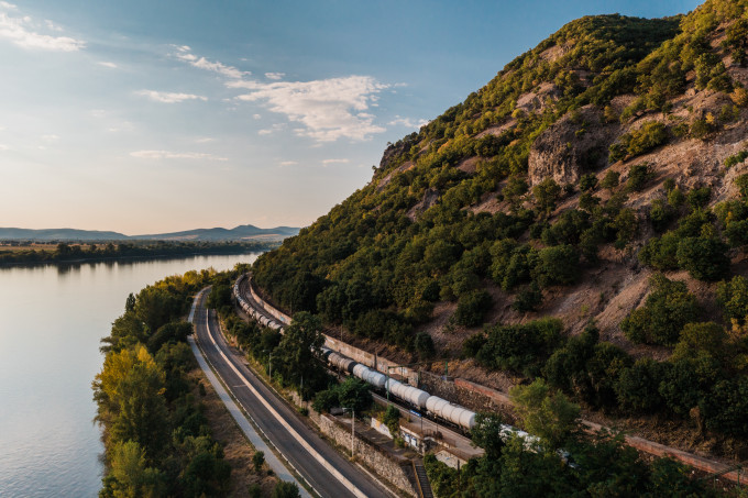 A másik vágányon még dolgoznak a helyreállításon, ezért egy 700 méteres szakaszon a most átadott vágányon csak 40 km/órás sebességgel haladhatnak a vonatok.