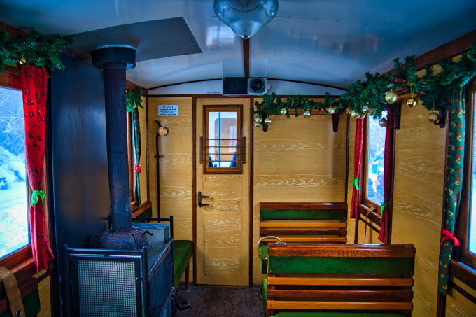 Bk 357 Nostalgia Carriage in festive decoration