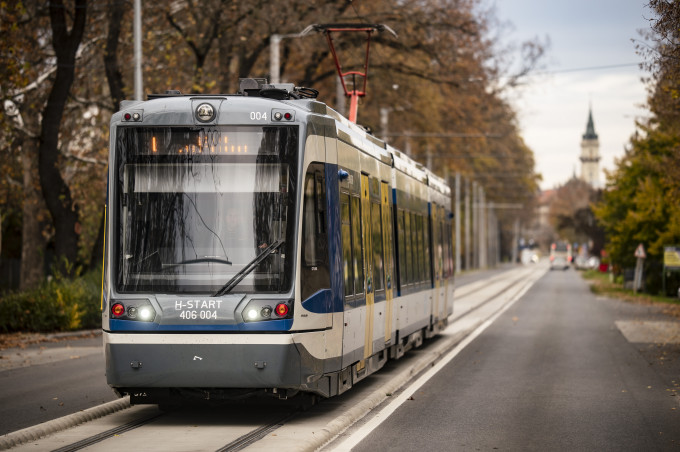 Hódmezővásárhelyen a városon végighaladva több megállót is érint a vasútvillamos, ezáltal biztosít kényelmes közlekedési lehetőséget a lakosság számára.