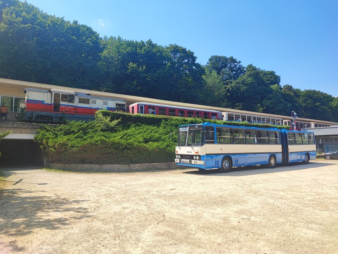 Ikarus 280-as nosztalgiabusz az állomás alatti téren