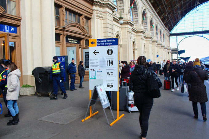 Keleti pályaudvar - ukrán nyelvű irányítótáblák is segítik a menekülteket az eligazodásban