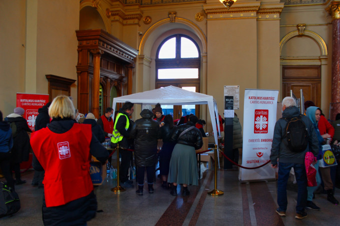 Keleti pályaudvar - Lotz-teremben segélyszervezetek segítenek a menekülteknek