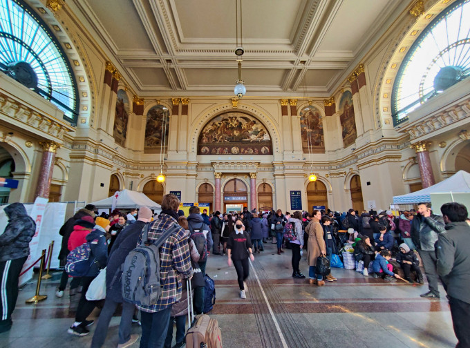 Keleti pályaudvar - Lotz-teremben segélyszervezetek segítenek a menekülteknek