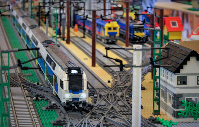 A kiállításon az összes hazai vontatójármű megtalálható LEGO elemekből megépítve A kiállításon az összes hazai vontatójármű megtalálható LEGO elemekből megépítve