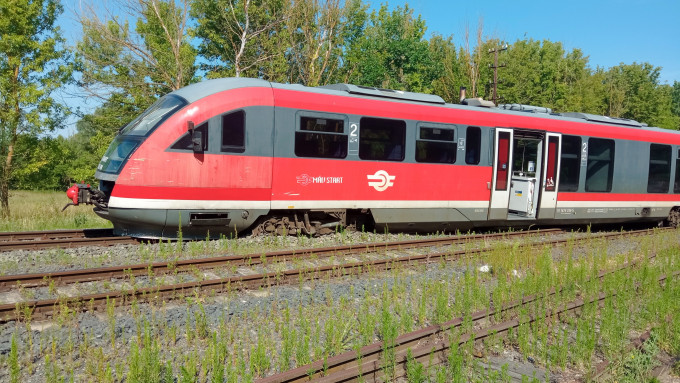 Lengyeltóti állomáson az egyik váltónál egy Desiro motorvonat 3 tengellyel siklott ki.