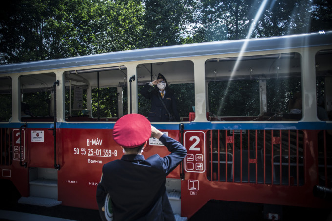 A vonatokon és a várótermekben kötelező a maszk viselése