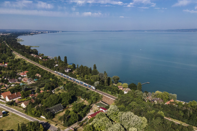 A Napfürdő és a Jégmadár expresszvonat is Fonyódig közlekedik.