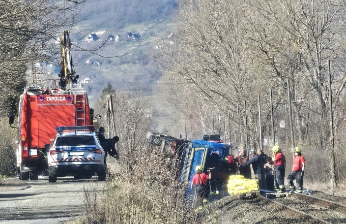Tapolcán teherautó dőlt a sínekre