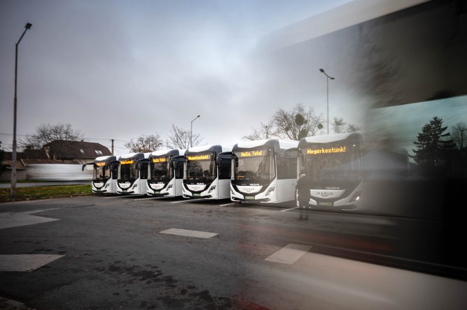 Tatán átadott Ikarus 120e buszok Tatán átadott Ikarus 120e buszok