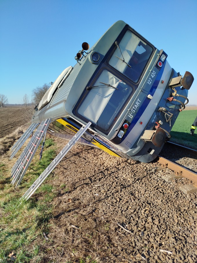Tiszaeszláron a vasúti átjáróban felborult motorkocsi