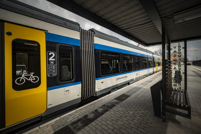 Tram-train végállomás Hódmezővásárhely vasútállomásnál