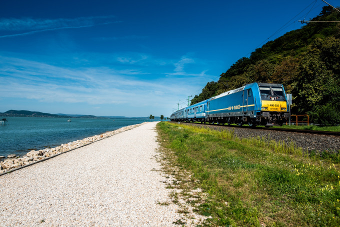 TRAXX mozdony a Balatonnál