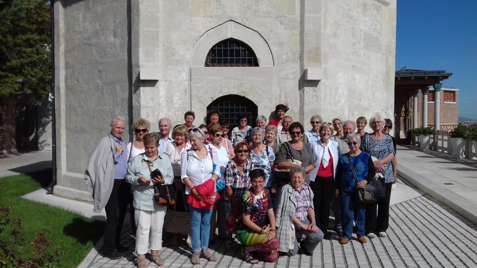 A MÁV VSC turistái Gül baba türbéjénél