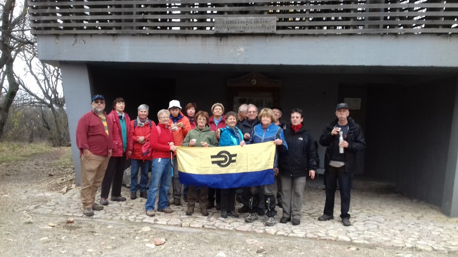 A MÁV VSC turistái a Csergezán kilátónál (Nagy-Kopasz, 559 m)