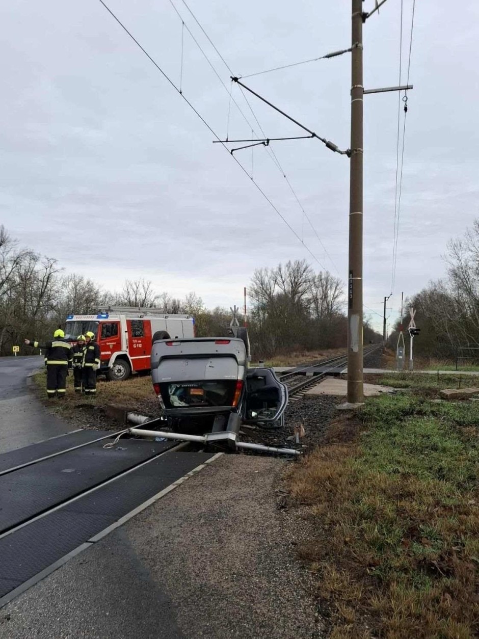 Baleset 2025.11.22-én Nyársapát és Nagykőrös között a 140 sz. vasútvonal és a 441-es főút átjárójában Baleset 2025.11.22-én Nyársapát és Nagykőrös között a 140 sz. vasútvonal és a 441-es főút átjárójában